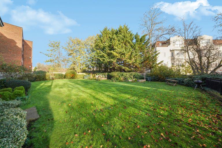 15 Etchingham Park Road, Finchley